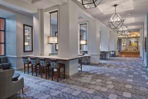 una hall con un bar con sedie e tavoli di Walt Disney World Swan a Orlando