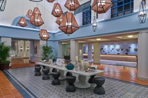 una grande hall con un grande tavolo e luci di Walt Disney World Swan a Orlando