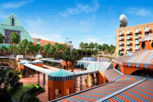 vista su un resort con piscina e edifici di Walt Disney World Swan a Orlando