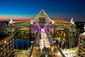 un rendering delle piramidi di Dubai di notte di Walt Disney World Swan a Orlando