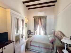 Кровать или кровати в номере SOFIA BOUTIQUE HOTEL