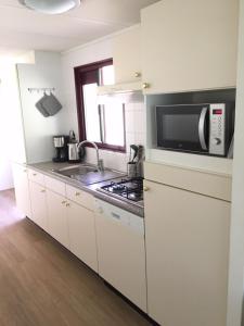Gambar di galeri bagi Chalet met Veranda en whirlpool gelegen in NP Drents Friese Wold, camping met zwembad di Wateren