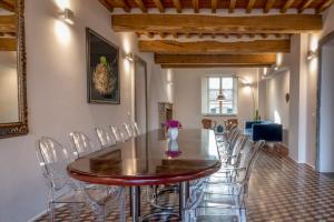 comedor con mesa y sillas en My GuestHouse en Lucca