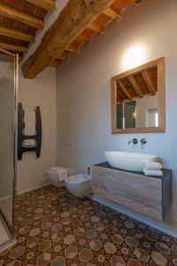 y baño con bañera, lavabo y aseo. en My GuestHouse en Lucca