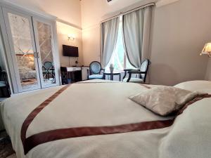 Кровать или кровати в номере SOFIA BOUTIQUE HOTEL