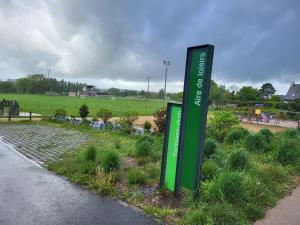 een groen bord aan de kant van een weg bij Justicou in Poullaouen