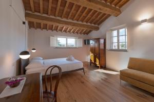 una camera con letto, tavolo e divano di My GuestHouse a Lucca