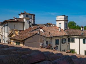 una vista desde los tejados de una ciudad en My GuestHouse en Lucca