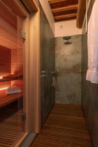 bagno con doccia e porta in vetro di My GuestHouse a Lucca