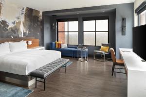 um quarto de hotel com uma cama e um sofá em Marriott Owings Mills Metro Centre em Owings Mills