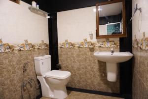 un bagno con un water e un lavandino di Nature World Jungle Paradise a Udawalawe
