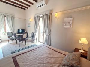Кровать или кровати в номере SOFIA BOUTIQUE HOTEL