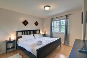 sypialnia z dużym łóżkiem i oknem w obiekcie The Golf & Mountain View Retreat by Instant Suites w mieście Mont-Tremblant