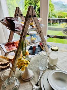 uma mesa com pratos de comida em cima em La Roche Hotel Appartments em Aosta