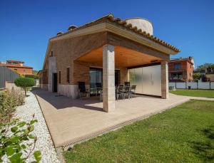 パラモスにあるCasa La Vinya Alto Standingのパビリオン(テーブル、椅子付)