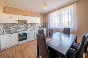 cocina con mesa y sillas en una habitación en Pod Jedynkami, en Władysławowo