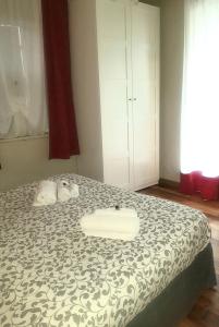 1 dormitorio con 1 cama con 2 toallas en La Casaregina, en Valdieri