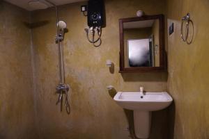 La salle de bains est pourvue d'un lavabo et d'un miroir. dans l'établissement Nature World Jungle Paradise, à Uda Walawe
