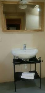 - Baño con lavabo, espejo y toallas en La Casaregina, en Valdieri