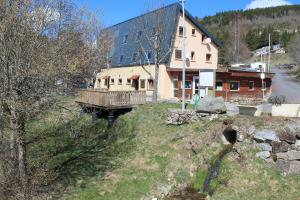 dom na zboczu wzgórza w obiekcie camping hôtel les airelles w mieście Saint-Cirgues-en-Montagne