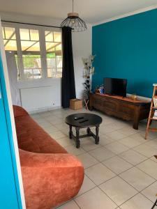 Televízia a/alebo spoločenská miestnosť v ubytovaní Villa Honey Moon