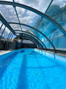 una gran piscina con un puente sobre ella en La Terrazza Sul Lago, en Ossuccio