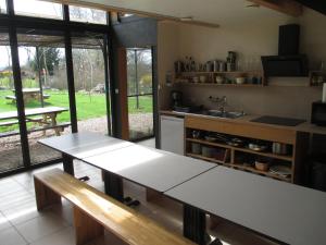 Kjøkken eller kjøkkenkrok på Le Baugyte - Gite de GROUPE - 14 lits simples