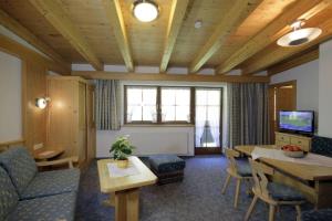 uma sala de estar com um sofá e uma mesa em Pension Wendlhof em Obergurgl