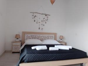 sypialnia z dużym łóżkiem z 2 białymi poduszkami w obiekcie BOUTIQUE DE CHARME Self check-in - Accesso autonomo w mieście Alghero