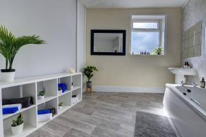 A bathroom at 6 bedrooms, sleeps up to 16, secure parking space & comfort