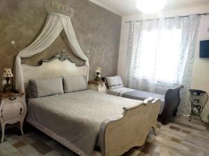 A bed or beds in a room at VILLA MOLINELLA