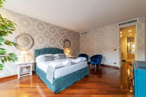 a bedroom with a bed with a blue bed frame at Piazza di Spagna 90 Exclusive Apartment in Rome