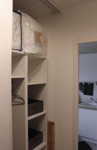 un armario con estanterías y un lavabo en una habitación en Les Sapins du Tholy, en Le Tholy