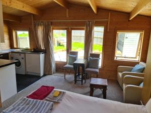 uma sala de estar com uma cama e uma cozinha em Secret Hythe, Sea views Town location 2km Eurotunnel em Hythe