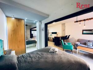 1 dormitorio con 1 cama grande y sala de estar en Rent Campana en Buenos Aires