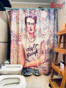 y baño con cortina de ducha y aseo. en Rent Campana en Buenos Aires