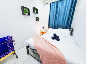 Voodi või voodid majutusasutuse RESIDENSI LILI TAMAN BUCIDA HIJAUAN Fully Air Con with Splendid Pool toas