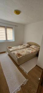 sypialnia z 2 łóżkami w pokoju w obiekcie Apartman Naza w mieście Kulen Vakuf