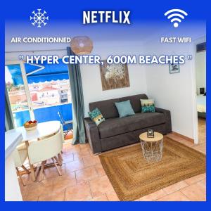 sala de estar con sofá y mesa en Le Provençale : Plages, Balcon, Clim, en Vallauris
