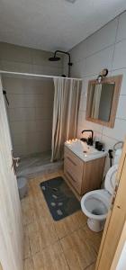 y baño con aseo, lavabo y ducha. en Apartman Naza en Kulen Vakuf