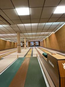 eine Kegelbahn mit Bahnen und Bowlingkugeln in der Unterkunft Fährhaus Farge Bremen in Bremen