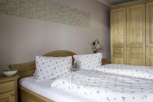 Uma cama ou camas num quarto em Alpengasthof Karalm