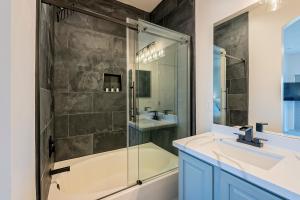 y baño con ducha, bañera y lavamanos. en Modern 3 Bed - 3 Bath Townhouse w/ rooftop deck en Phoenix