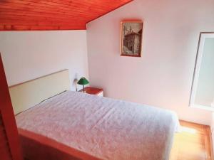 een slaapkamer met een bed en een foto aan de muur bij Red Hill Beach House - stunning 3-story residence in Zaboric