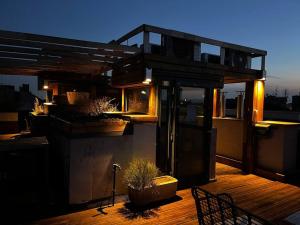 En balkon eller terrasse på Stylish apartment with shared rooftop terrace jacuzzi MK2