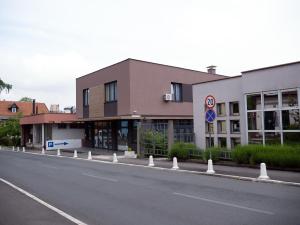 un edificio al lado de una calle en Hotel Rezime, en Zenica