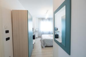 a bedroom with a bed and a mirror in a room at Appartamento Pettinato in Pizzo