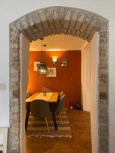 comedor con mesa y sillas a través de una puerta en 5c Luxury Apartment Rovinj, en Rovinj