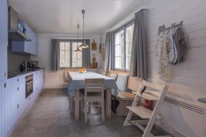 una cucina e una sala da pranzo con tavolo e sedie di Chalet Okkernoot a Breiten