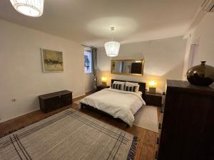 1 dormitorio con 1 cama, 2 lámparas y espejo en 5c Luxury Apartment Rovinj, en Rovinj